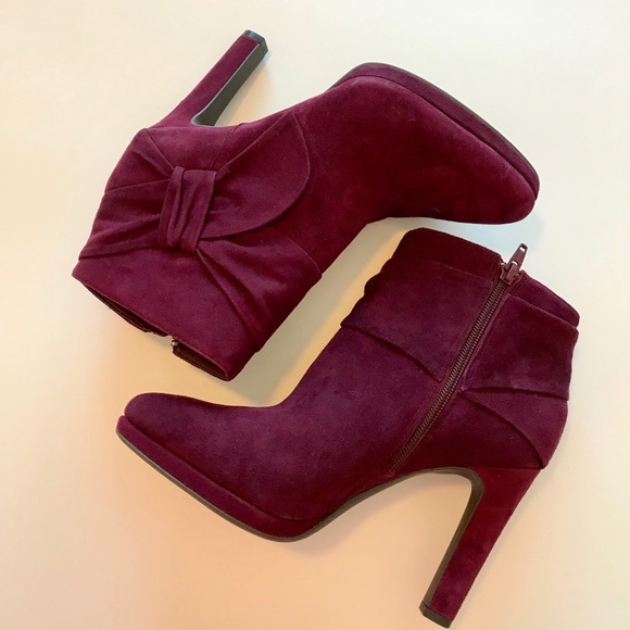 ⚜️SOLD⚜️.    Gianni Bini Suede Bow Ankle Boots - Picture 2 of 8